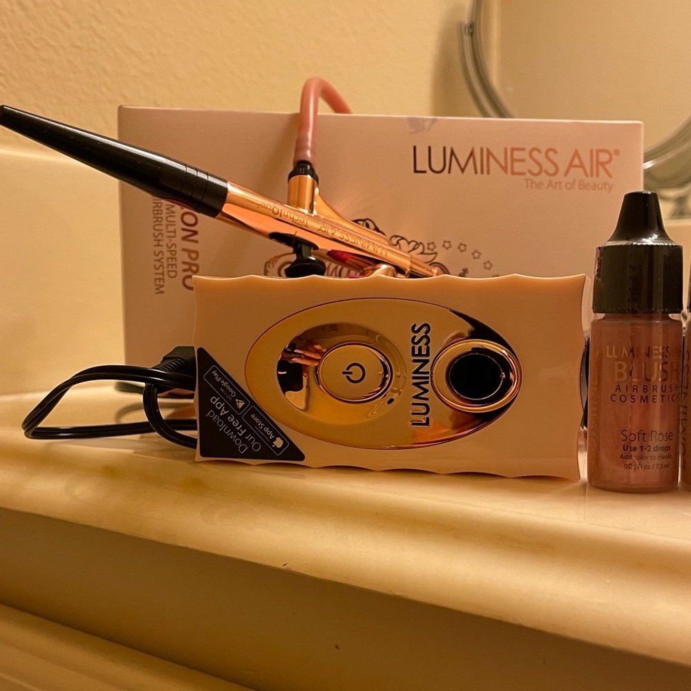 Luminess Airbrush makeup and tool.  Perfect condition, only used once.